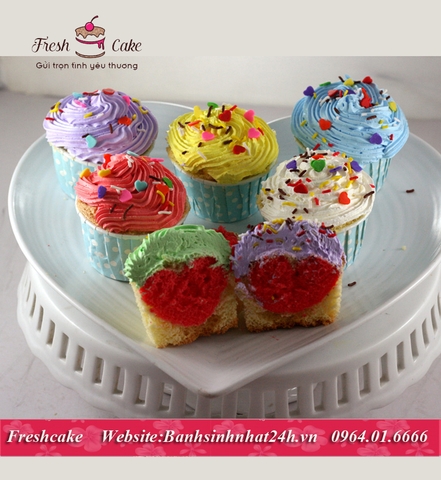 Cupcake tình yêu với trái tim bên trong dành tặng cặp đôi trong dịp Valentine's day [MS:0648]
