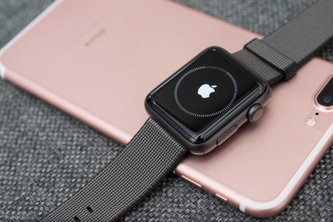Đánh giá nhanh Apple Watch 2: dày hơn, lớn hơn, nhanh hơn, chống nước tốt hơn, có GPS