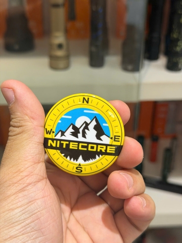 (HÀNG TẶNG KHÔNG BÁN) Huy Hiệu Cài Áo NITECORE Hình La Bàn Núi Rừng – Phụ Kiện Outdoor