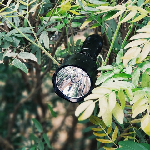 Đèn pin SOFIRN C8T độ sáng 1310 lumen chiếu xa 500m pin 18650 (pin sạc kèm theo)