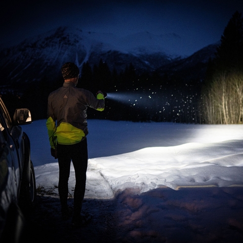 Đèn pin tìm kiếm Ledlenser P18R Signature sáng khủng 4500Lm chiếu xa 720m