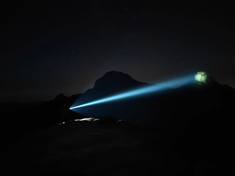 Đèn pin chiếu xa AMUTORCH XT60 độ sáng 2300 lumens tầm chiếu xa 1386m 2 pin 21700 5000mAh (Kèm theo)