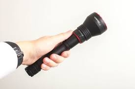 Đèn zoom laser trắng MAXTOCH LA60 tầm chiếu siêu xa 2800m độ sáng 500 lumen sử dụng 2 pin Li-ion 21700 5000 mAh kèm theo