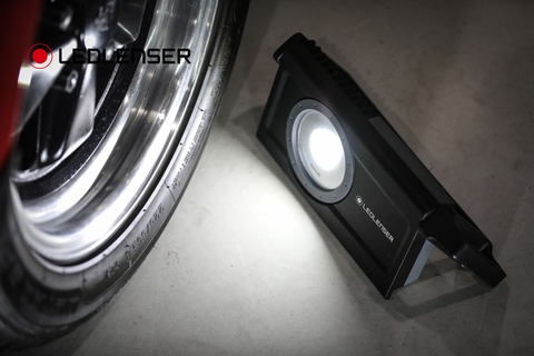 Đèn pin công nghiệp LEDLENSER IF8R độ sáng 4500 lumen sử dụng 3 pin 21700 12000mAh cổng sạc USB-C