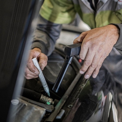 Đèn pin công nghiệp Ledlenser W7R Work – 600 lumen, ánh sáng trắng & UV, đầu xoay gập