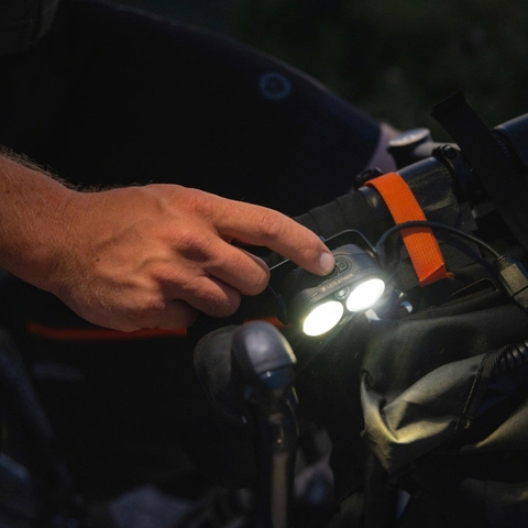 Đèn pin đội đầu LEDLENSER H7R Signature sáng 1.200 lumen, điều khiển Bluetooth