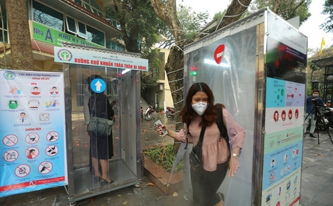 Buồng khử khuẩn toàn thân hiệu quả 99,99% do người Việt chế tạo.
