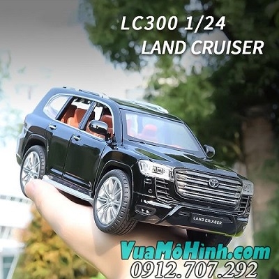 Mô hình ô tô Toyota Land Cruiser LC300 tỉ lệ 1/24 hãng Chezhi, mở được 4 cửa có đèn và âm thanh giả lập