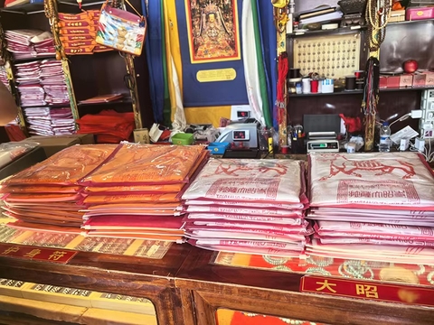 Khăn Khata lụa Tây Tạng Đại Chiêu Tự Lhasa – Khata cát tường cao cấp, màu trắng hoặc vàng, kích thước lớn, sản phẩm của người Tạng