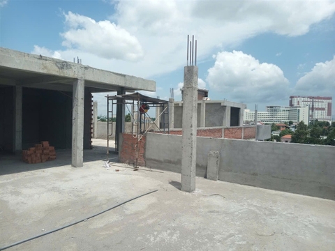 Phí bảo hiểm công trình xây dựng 2026: biểu phí ‰, mức khấu trừ và cách tính (Nghị định 220/2026)