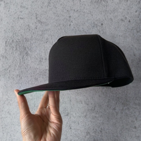 Nón Snapback style Aframe Vải trơn đen xịn vành mặt dưới nón màu xanh lá Brand One Hat
