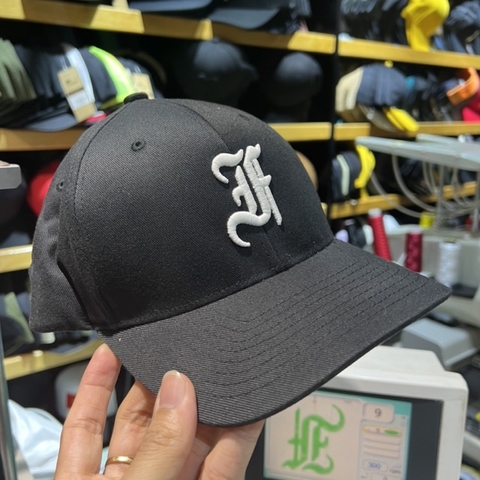 [CUSTOM] Nón fitted - bít đôi lưỡi trai dòng chun co giãn phôi trơn flexfit logo F thêu nổi dạ quang