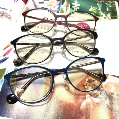 Kính cắt ánh sáng xanh gọng đen mắt vuông