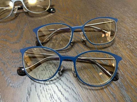 Kính cắt ánh sáng xanh gọng xanh mắt vuông