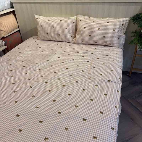 Drap bọc cotton 180x200cm + 2 vỏ gối - gấu caro hồng - DRP060012