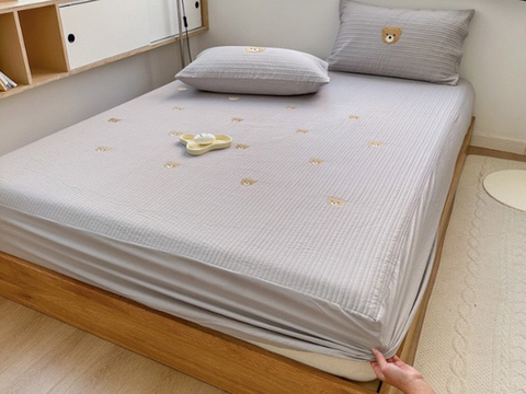 Drap bọc 180x200cm gồm 2 vỏ gối - Gấu sọc xám - DRP01647