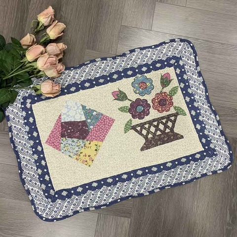 Thảm chùi chân - giỏ hoa & ô vuông sắc màu - viền xanh dương - TCC54505