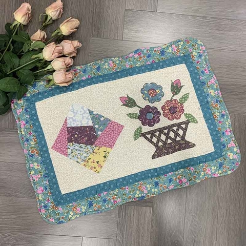 Thảm chùi chân - giỏ hoa & ô vuông sắc màu - viền hoa nền xanh mint - TCC54506