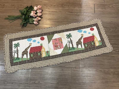Thảm dài - nhà đỏ và hưu cao cổ viền caro nâu - TDA34502