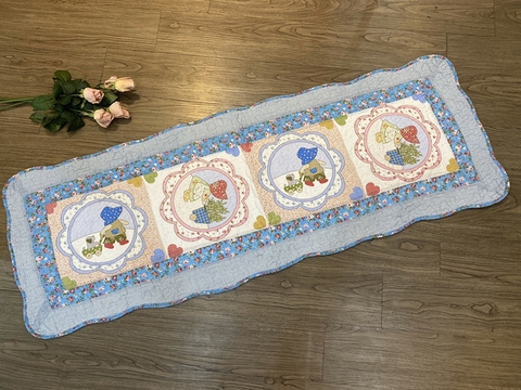 Thảm dài cô bé và cún con viền hoa xanh dương - TDA12604