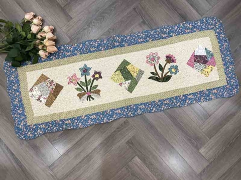 Thảm dài - Hoa cúc 3 nhánh & ô vuông sắc màu - viền xanh - TDA54203
