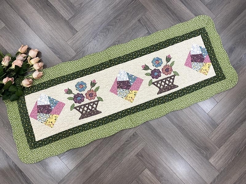 Thảm dài - giỏ hoa & ô vuông sắc màu - viền xanh lá hoa nhí - TDA54504