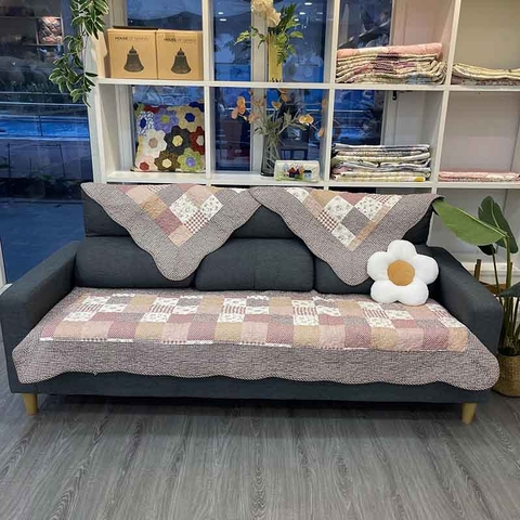 Thảm sofa 90x90cm - Ô vuông trắng hồng viền nâu - TSF01190