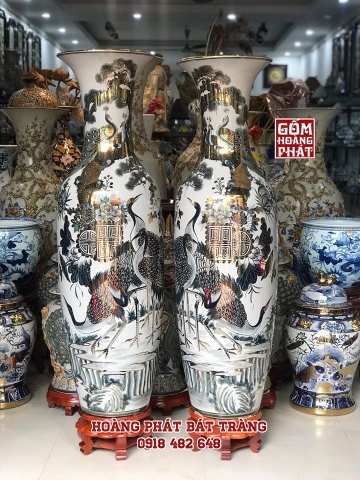 Chọn lộc bình sứ đặt tại phòng thờ gia tiên