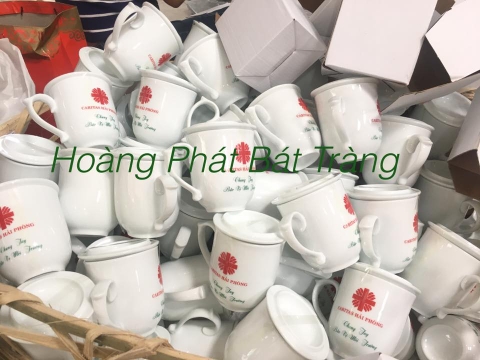 MUA CỐC SỨ BÁT TRÀNG IN LOGO LÀM QUÀ TẶNG Ở ĐÂU? - Cốc sứ dáng ngọn lửa in CARITAS HẢI PHÒNG Gốm sứ Hoàng Phát Bát Tràng