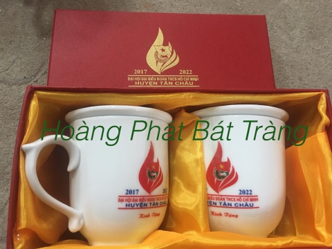 MUA CỐC SỨ BÁT TRÀNG IN LOGO LÀM QUÀ TẶNG Ở ĐÂU? - Bộ cốc đôi Đại Hội huyện tân châu Gốm sứ Hoàng Phát Bát Tràng