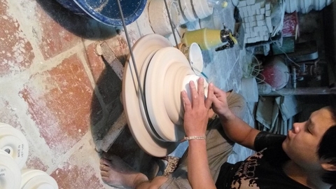 Sản phẩm gốm sứ Bát Tràng được làm hoàn toàn thủ công bằng tay