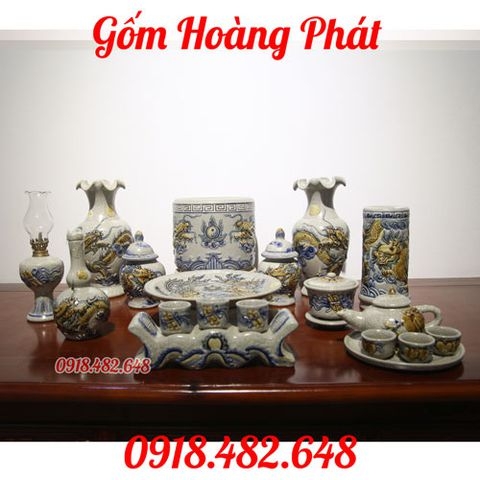 Một bộ đồ thờ men rạn giả cổ đầy đủ trên bàn thờ gia tiên gồm những gì? - Bộ đồ thờ men rạn giả cổ đắp nổi ban thờ gia tiên chung cư