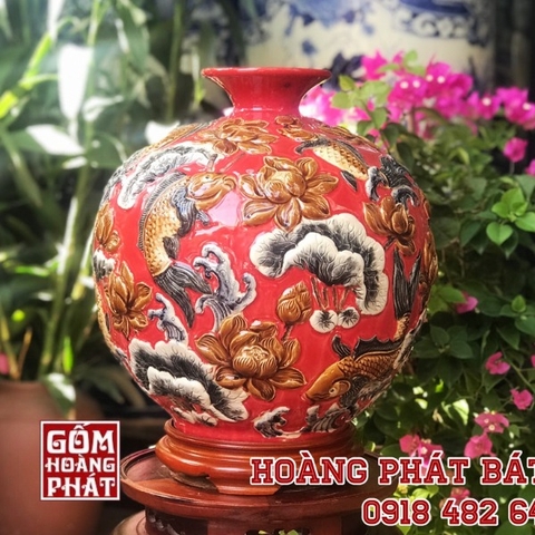 Bình hút tài lộc cá chép hoa sen màu đỏ đắp nổi Bát Tràng cao 38cm BHL88