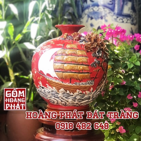 Bình hút tài lộc Thuận buồm xuôi gió nền đỏ đắp nổi Bát Tràng cao H38cm BHL83