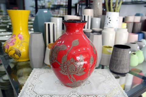 Lọ hoa sơn mài hoa sen men đỏ