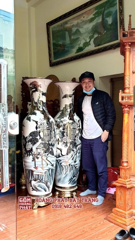 Lục bình sứ Tùng Hạc Trường Thọ mạ vàng  tại nhà khách hàng Ninh Bình