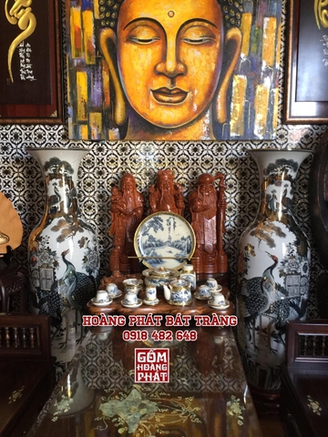 Lục bình sứ Tùng Hạc Trường Thọ mạ vàng tại khách hàng ở Khánh Hòa