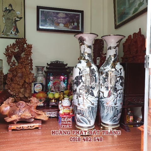 Lục bình sứ Tùng Hạc Trường Thọ mạ vàng tại nhà khách hàng Ninh Bình