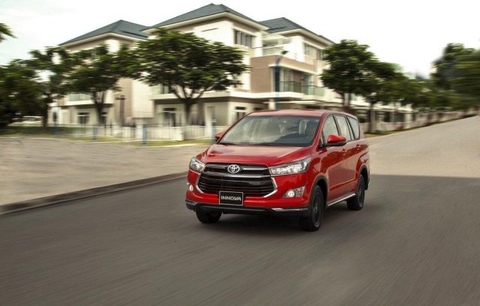 So sánh xe ô tô Kia Rondo 2018 và xe ô tô Toyota Innova 2018