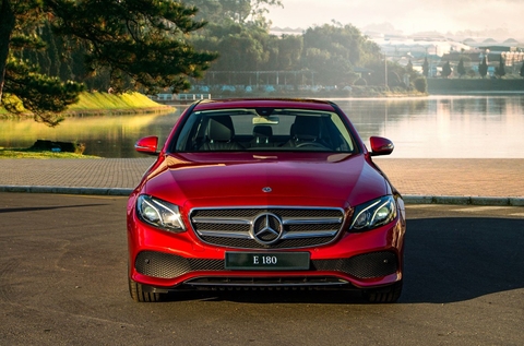 So sánh xe ô tô Mercedes-Benz E 180 và xe ô tô  Mercedes-Benz E 200 Exclusive 2020