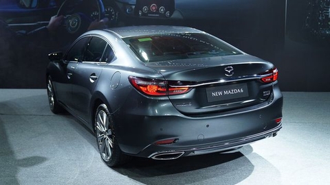 So sánh xe ô tô Toyota Camry 2020 và xe ô tô Mazda6 2020 .