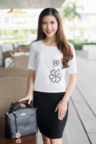 Sơ mi croptop thêu hoa - 350,000đ