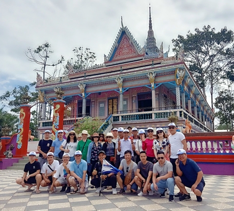 https://bizweb.dktcdn.net/thumb/large/100/052/508/files/tham-quan-chua-chen-kieng-b8d19cad-56ba-444f-bd61-7463bea21ea8.jpg?v=1615776490401