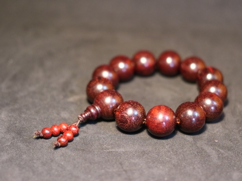 vòng tay gỗ tử đàn lá nhỏ ấn độ 18mm*13 hạt