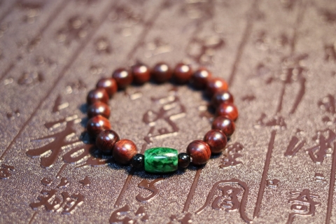 VÒNG TAY GỖ TỬ ĐÀN LÁ NHỎ MIX LU THỐNG NGỌC PHỈ THÚY  10MM