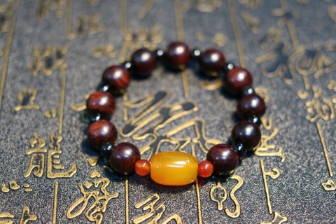 VÒNG TAY GỖ TỬ ĐÀN LÁ NHỎ MIX LU THỐNG MÃ NÃO 12MM