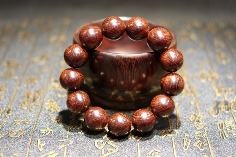 Vòng tay gỗ tử đàn lá nhỏ ấn độ vip, 18mm-13 hạt trên 300 năm tuổi