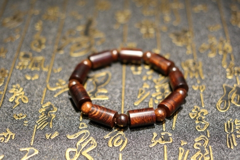 VÒNG TAY GỖ TỬ ĐÀN LÁ NHỎ ĐỐT TRÚC 10MM