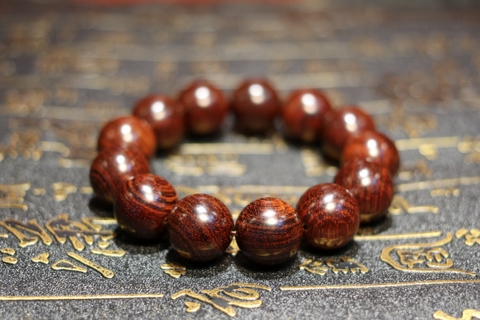 vòng tay gỗ tử đàn lá nhỏ ấn độ VIP, 20mm -12 hạt trên 300 năm tuổi