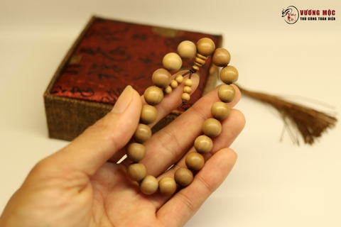 Vòng gỗ Đàn hương Ấn Độ 10mm - 19 hạt trên 100 năm tuổi